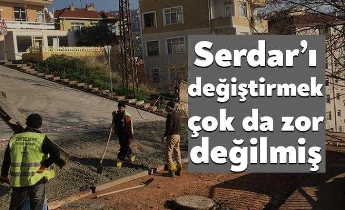 İzmit Serdar Mahallesi Selvi Sokak'ta vatandaşların yıllardır şikayet ettiği parke