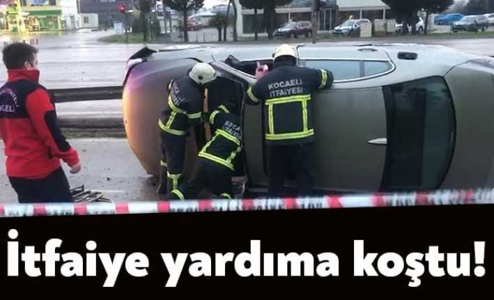 İzmit'te yağmur nedeniyle kayganlaşan yolda kontrolden çıkan araç içerisinde sıkışan