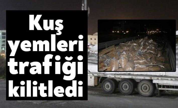 TEM otoyolu Derince Yenikent mevkiinde kuş yemi yüklü tırın