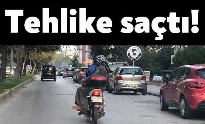 İzmit kent merkezinde bir motosiklet sürücüsü kasksız motosiklet sürdü. Sürücünün