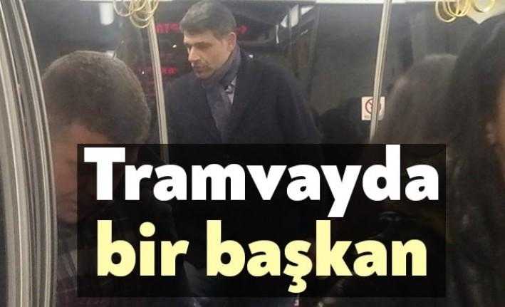 Kartepe Belediye Başkanı Mustafa Kocaman, dün İzmit’te tramvayda yolculuk ederken