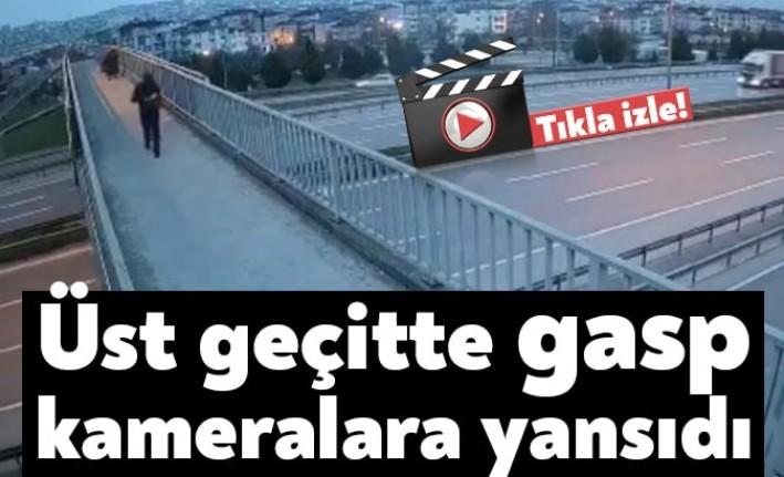 Gebze ilçesindeki bir üst geçitte bir kadının çantasını gasp eden