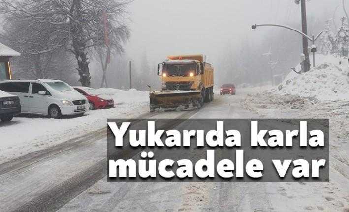 Kocaeli Büyükşehir Belediyesi ekipleri, kentin yüksek kesimlerinde ulaşımın kar nedeniyle