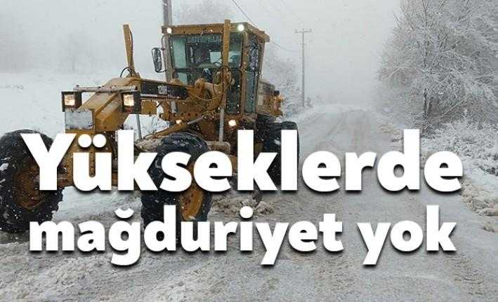 İzmit Belediyesi karla mücadele ekipleri, ilçenin yüksek kesimlerinde vatandaşların mağdur