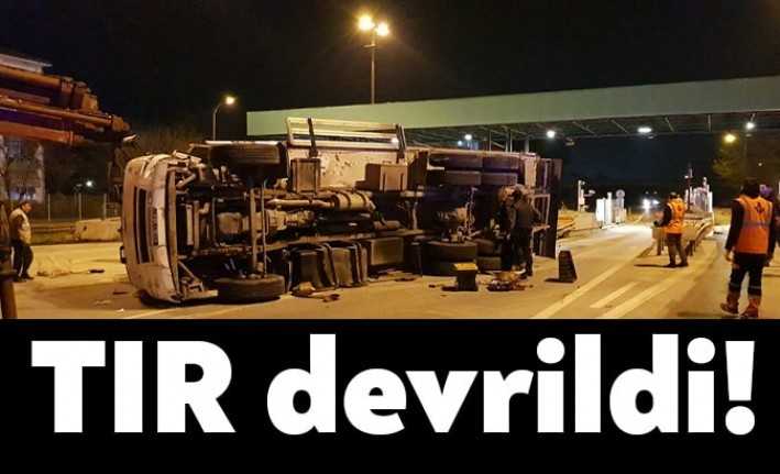 TEM otoyolu İzmit Kuruçeşme turnikelerinde gişenin bariyerlerine çarpan yumurta yüklü