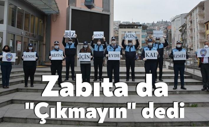 İzmit Belediyesi Zabıta Müdürlüğü ekipleri ellerinde tuttukları yazılarla, “Biz senin