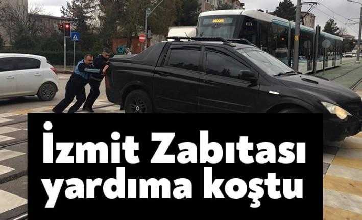 İzmit Belediyesi Zabıta ekipleri aracı bozulan vatandaşların yardımına koştu. Ömerağa