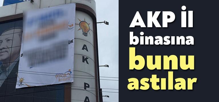 AKP Kocaeli İl Binası'na 27 Mayıs Darbesi ve Adnan Menderes'le