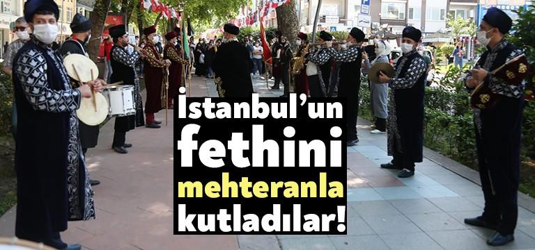 Osmanlı Hükümdarı Padişah Fatih Sultan Mehmet (II. Mehmed) ve askerleri
