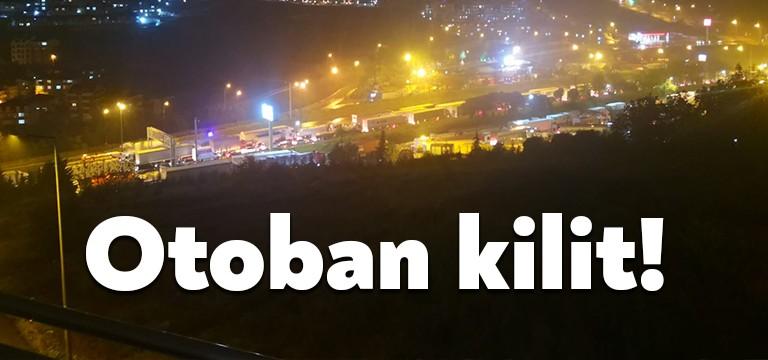 Kocaeli’de TEM Otoyolu’nda birkaç saattir trafik durdu. Sebebi bilinmeyen yoğunluk