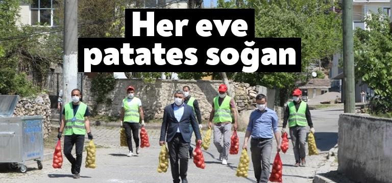 Ramazan ayının başında ilçede bulunan her haneye gıda kolisi dağıtımı