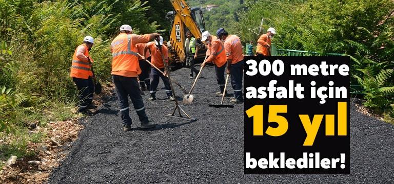 İzmit Belediyesi, kentin unutulmuş sokaklarında yol bakım çalışmalarını sürdürüyor. Bu