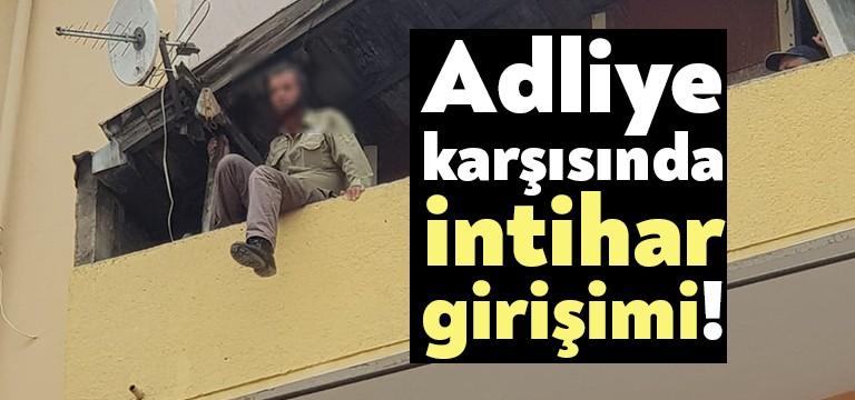 Kocaeli Adliyesi karşısında bir apartmanın çatısına çıkan vatandaş, intihar teşebbüsünde