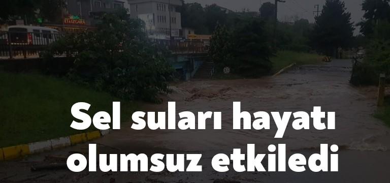 Kocaeli Gölcük ve Başiskele ilçesinde yoğun yağmur yağışı nedeniyle evlerin