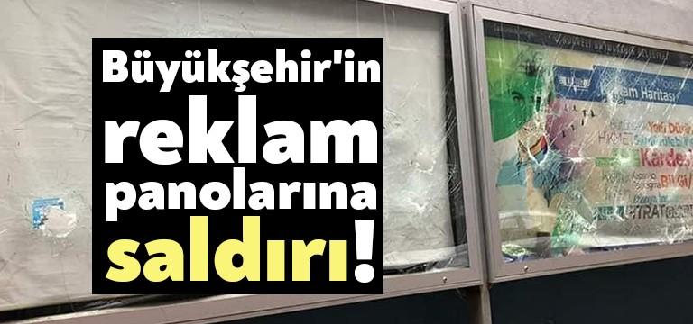 Kocaeli Büyükşehir Belediyesi’ne ait reklam panolarının camları kimliği belirsiz kişilerce