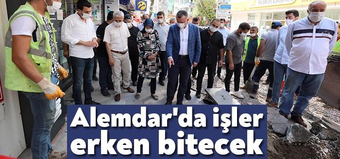 Kocaeli Büyükşehir Belediye Başkanı Tahir Büyükakın, altyapı çalışması süren İzmit