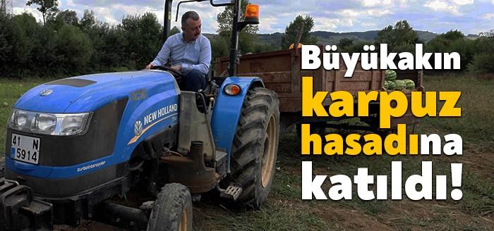 Tahir Büyükakın, Kandıra’nın Döngelli köyündeki karpuz hasadına katıldı, seralarda inceleme