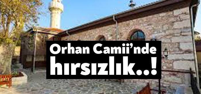 İzmit Orhan Camii'ne giren iki genç bahçede bulunan bisikletleri çaldı.