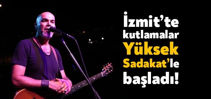 İzmit Belediyesi 30 Ağustos Zafer Bayramı kutlamalarına dün "arabalı" konser