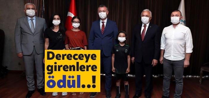 LGS’de dereceye giren öğrencilerle buluşan Kocaeli Büyükşehir Belediye Başkanı Tahir