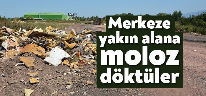 İzmit Sanayi Mahallesi’nde boş araziye moloz ve eski ev eşyaları