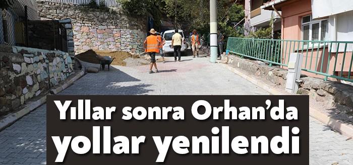 İzmit’in genelindeki yol bakım-onarım çalışmalarına ara vermeden devam eden İzmit