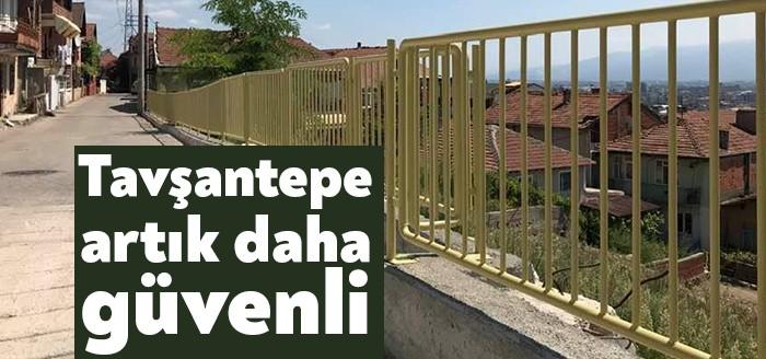 Tavşantepe Caddesi’nde baştan sona yapılan beton yolun ardından, korkuluk