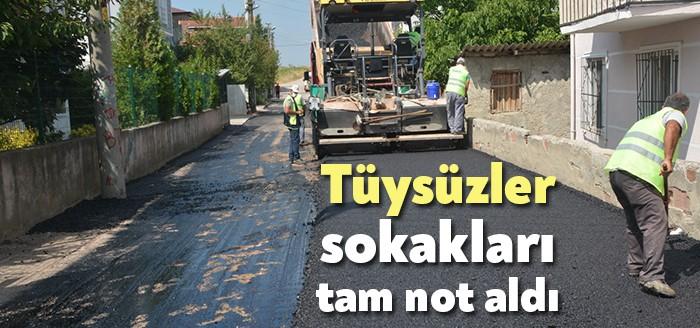 İzmit Belediyesinin, Tüysüzler Mahallesi’ndeki asfalt yama çalışması vatandaşlar tarafından