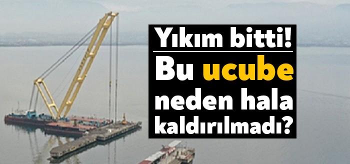 Kocaeli'nin İzmit ilçesinde Sekapark'ta yer alan eski iskelenin yıkımını yapan