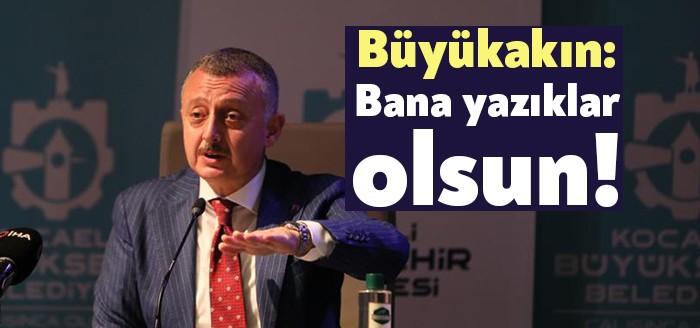 Kocaeli Büyükşehir Belediye Başkanı Tahir Büyükakın, evinin önünde çöpten ekmek