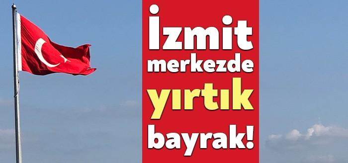 Kocaeli'nin İzmit ilçesinde sahil kesiminde bulunan dev Türk Bayrağı yine