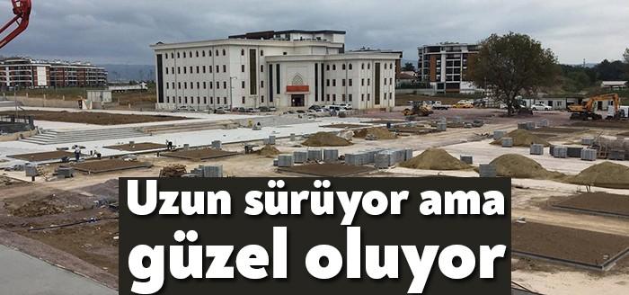 Kocaeli Büyükşehir Belediyesi, Kartepe ilçesindeki kent meydanı çalışmalarında, kafeterya ve