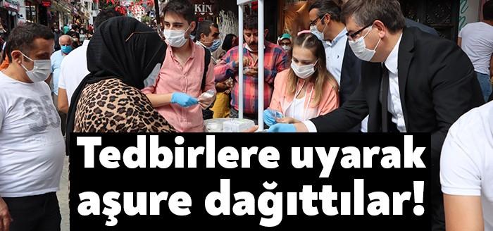 CHP’li gençlerin düzenlediği geleneksel aşure etkinliğine vatandaşların ilgisi büyük oldu.