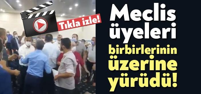 Derince Belediye Meclisi'nin Eylül ayı oturumunda AKP'li ve CHP'li meclis