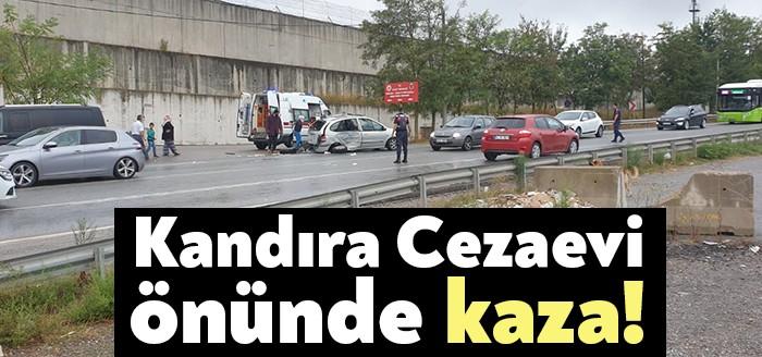 Kandıra Cezaevi önünde meydana gelen trafik kazasında araçlarda bulunan vatandaşlar