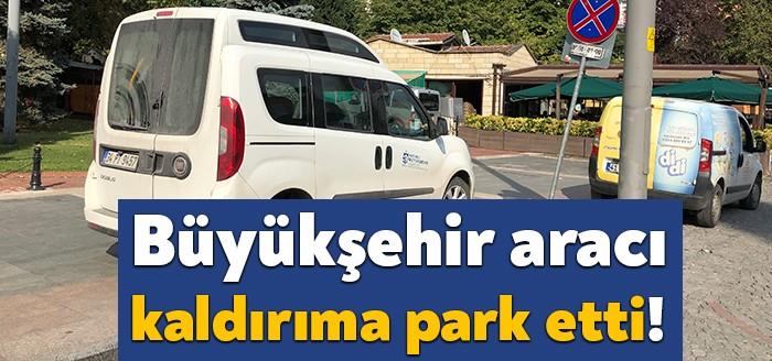 Kocaeli Büyükşehir Belediyesi’ne ait bir hizmet aracı İzmit kent merkezinde