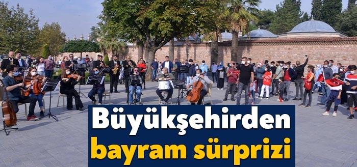 Büyükşehir Belediyesi’nin Cumhuriyet Bayramı’na özel hazırladığı flash mob uygulamasında duygu
