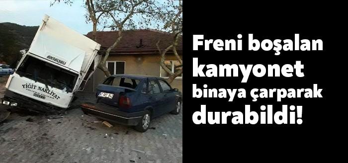 Kocaeli'nin Körfez ilçesinde, yokuş aşağı indiği sırada freni boşalan kamyonet,