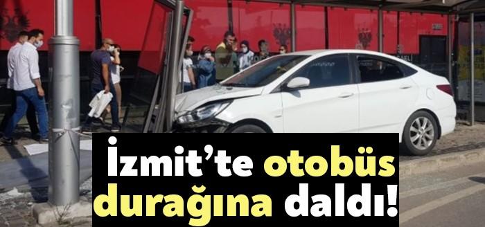 Kocaeli İzmit Ömer Türkçakal Bulvarı'nda bir otomobil, sürcüsünün direksiyon hakimiyetini