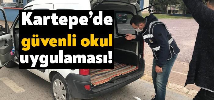 Kocaeli Emniyet Müdürlüğü ekipleri tarafından Kartepe’de düzenlenen güvenli okul uygulamasında