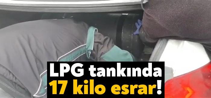 Kocaeli Emniyet Müdürlüğü ekipleri tarafından durdurularak arama yapılan bir otomobilin