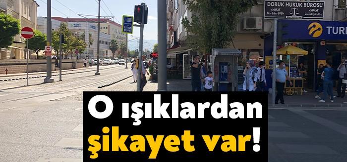 Kocaeli’nin İzmit ilçesinde Eren Camii önünde yer alan trafik ışıklarında