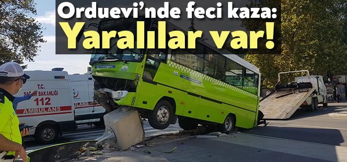 İzmit Orduevi mevkii Seka Tüneli ışıklarında bir belediye otobüsü ve