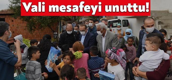 Kocaeli Valisi Seddar Yavuz dün İzmit Tavşantepe Mahallesi'ndeydi. Çocuklara oyuncak