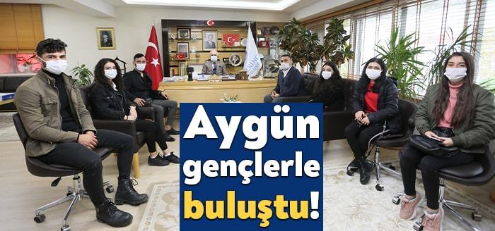 Başkan Aygün, kendisini ziyaret eden Derinceli gençlerle birlikte Abdullah Tayyip