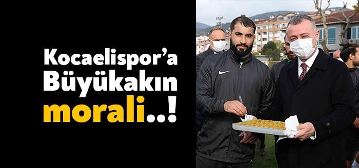 Başkan Büyükakın, Kocaelispor antrenmanını ziyaret ederek futbolculara tatlı ikram etti.