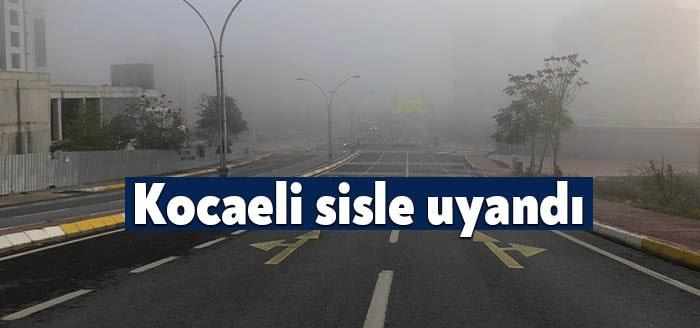 Kocaeli İzmit’te bugün sabah saatlerinde yoğun sis görüldü. Görüş mesafesi