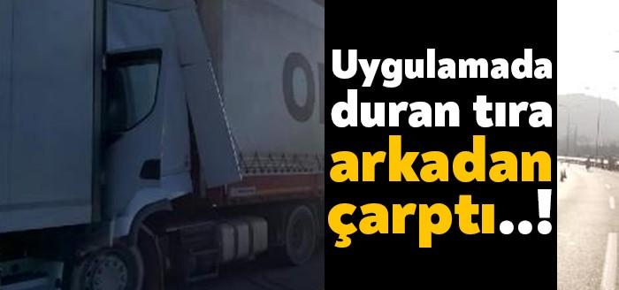 Kocaeli'nin Dilovası ilçesinde, polis uygulaması sırasında duran TIR'a arkadan çarpan
