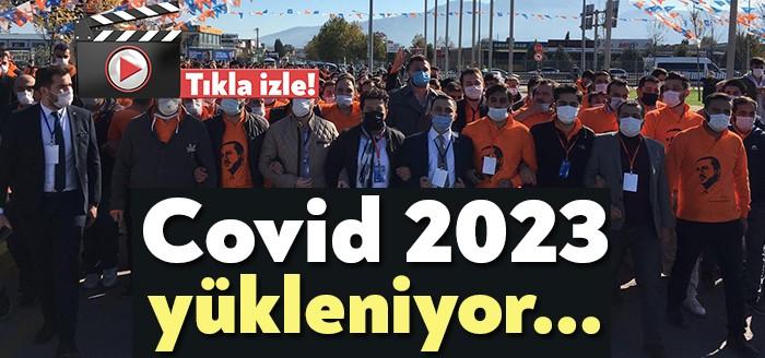 AKP Kocaeli İl Gençlik Kolları'nın salona gelişi ise adeta sosyal