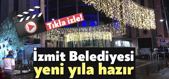İzmit Belediyesi 2021'e sayılı günler kala, belediye önünde ışıklandırmalar yaparak